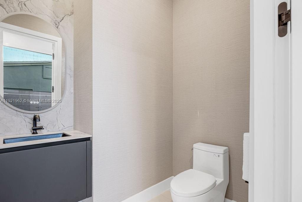 For Sale: $1,325,000 (3 beds, 3 baths, 2583 Square Feet)