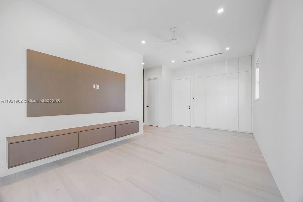 For Sale: $1,325,000 (3 beds, 3 baths, 2583 Square Feet)