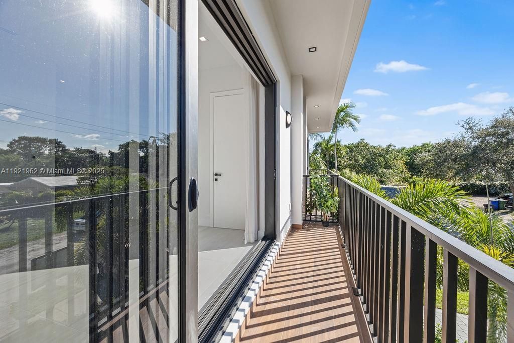 For Sale: $1,325,000 (3 beds, 3 baths, 2583 Square Feet)