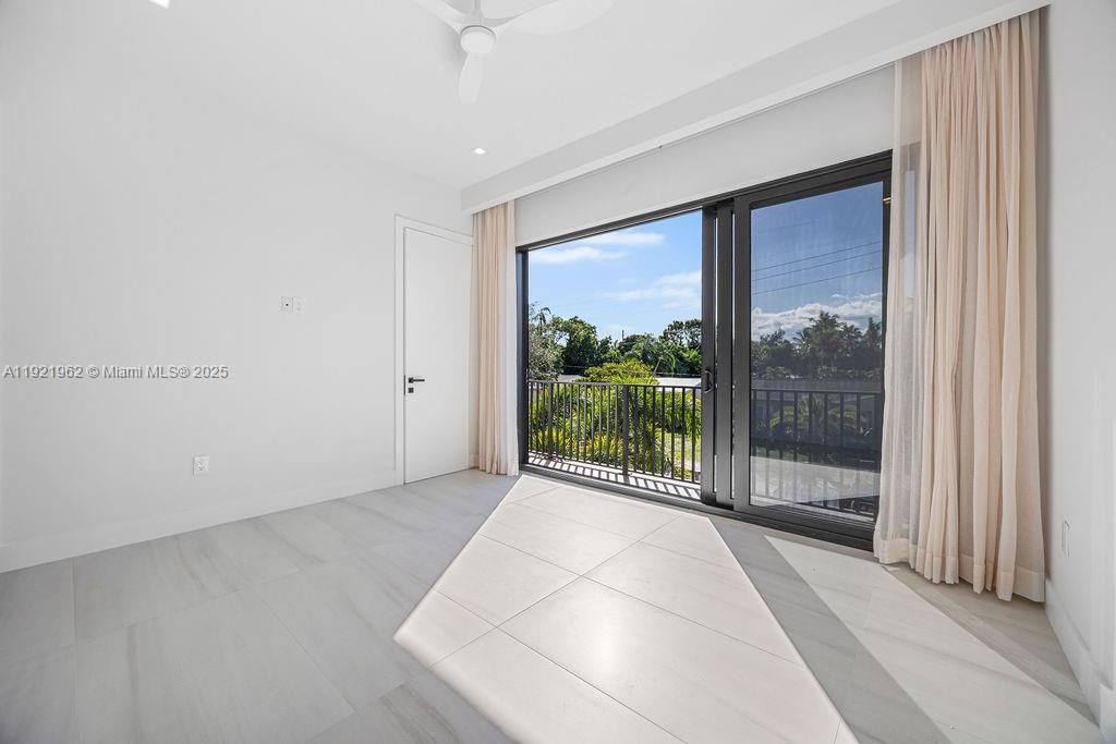 For Sale: $1,325,000 (3 beds, 3 baths, 2583 Square Feet)