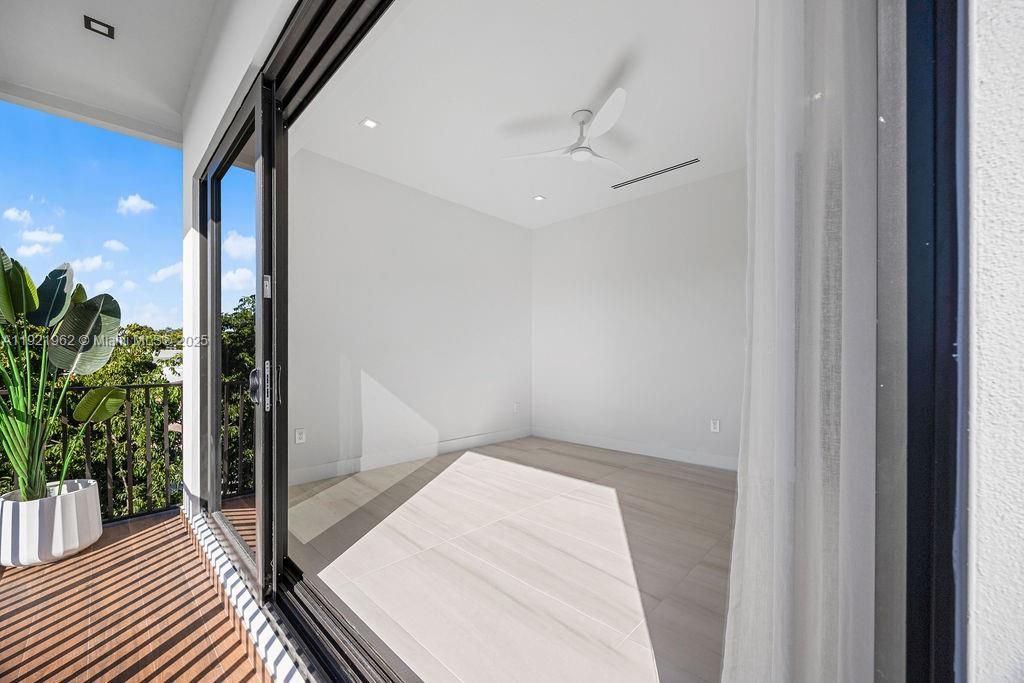 For Sale: $1,325,000 (3 beds, 3 baths, 2583 Square Feet)