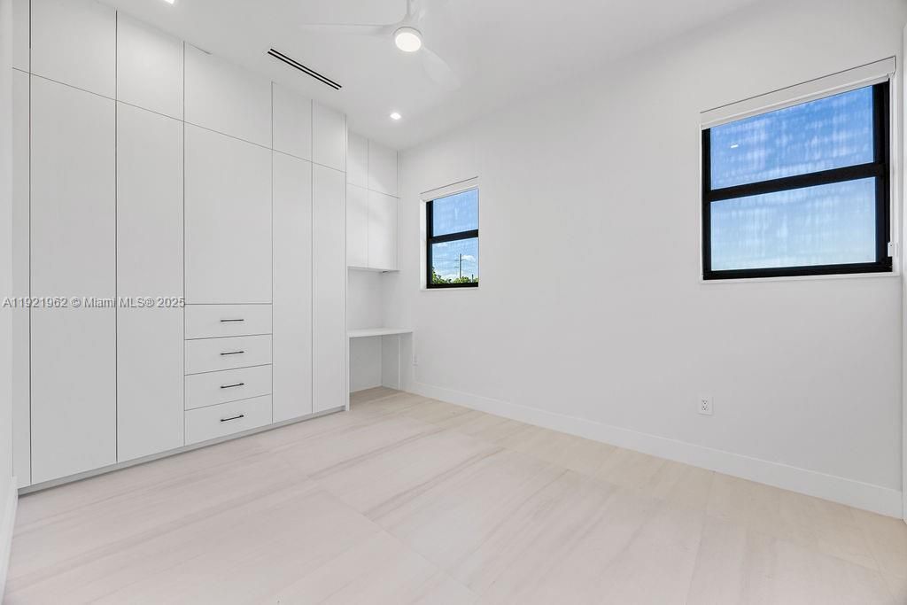 For Sale: $1,325,000 (3 beds, 3 baths, 2583 Square Feet)