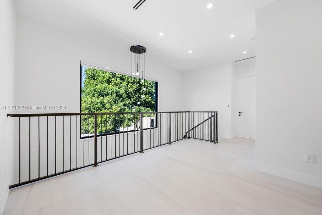 For Sale: $1,325,000 (3 beds, 3 baths, 2583 Square Feet)