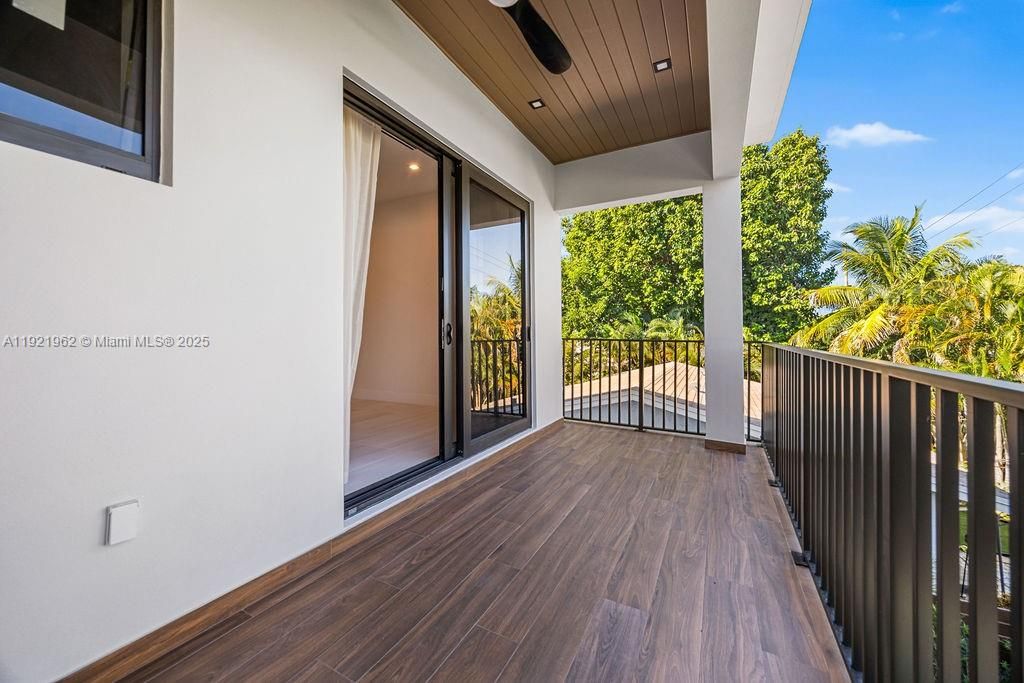 For Sale: $1,325,000 (3 beds, 3 baths, 2583 Square Feet)