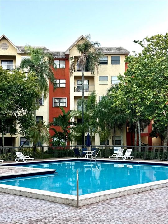 Active With Contract: $2,500 (2 beds, 2 baths, 1036 Square Feet)