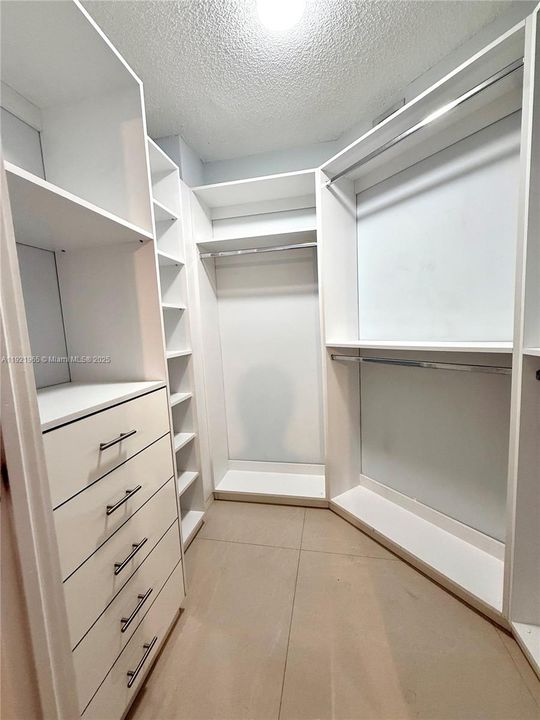 Active With Contract: $2,500 (2 beds, 2 baths, 1036 Square Feet)