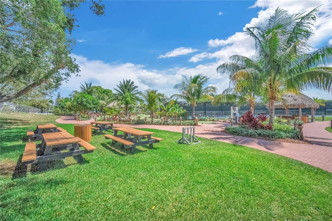 待售: $105,500 (1 贝兹, 1 浴室, 593 平方英尺)