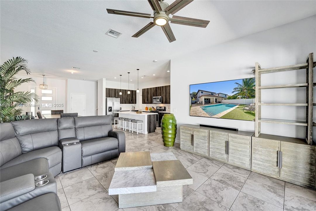 出租: $5,800 (3 贝兹, 3 浴室, 2187 平方英尺)