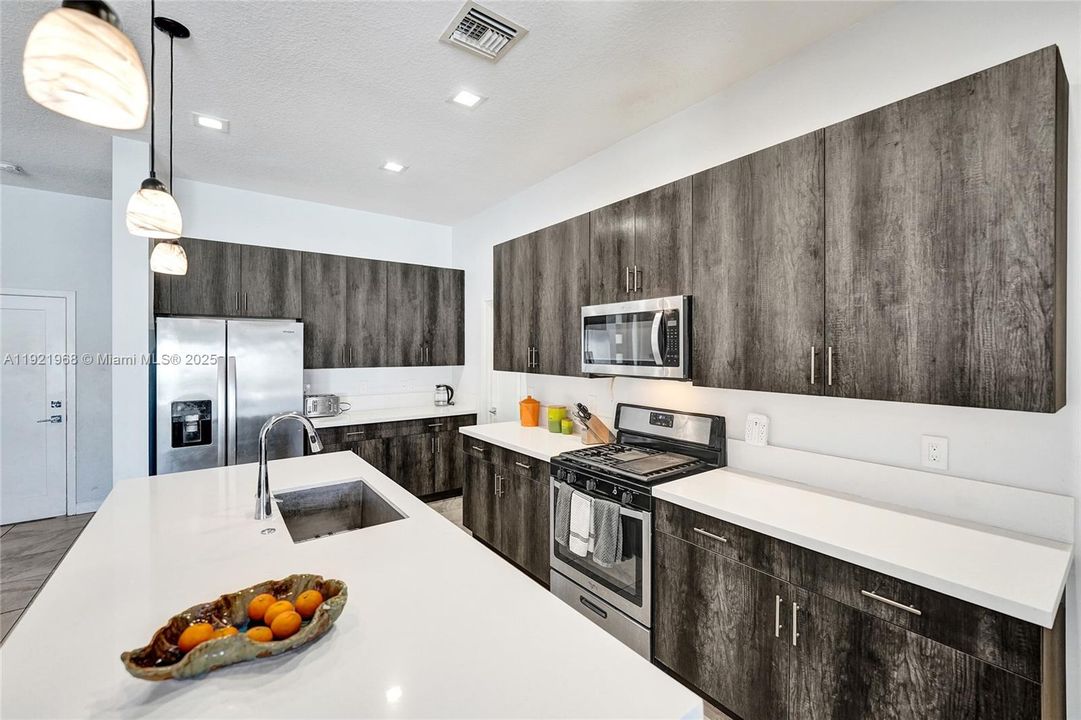 出租: $5,800 (3 贝兹, 3 浴室, 2187 平方英尺)