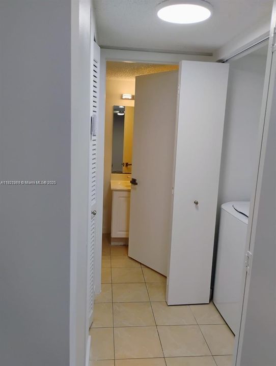 For Sale: $1,100,000 (1 beds, 1 baths, 700 Square Feet)