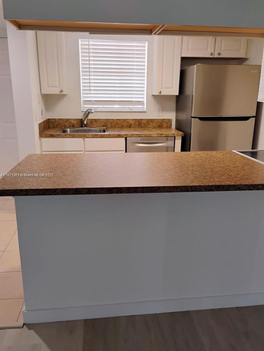 For Sale: $1,100,000 (1 beds, 1 baths, 700 Square Feet)