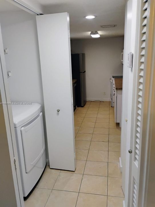 For Sale: $1,100,000 (1 beds, 1 baths, 700 Square Feet)