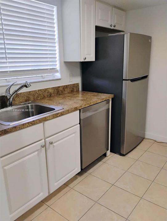 For Sale: $1,100,000 (1 beds, 1 baths, 700 Square Feet)