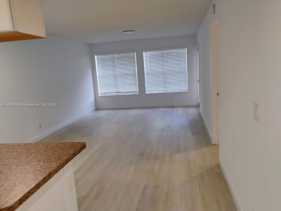 For Sale: $1,100,000 (1 beds, 1 baths, 700 Square Feet)