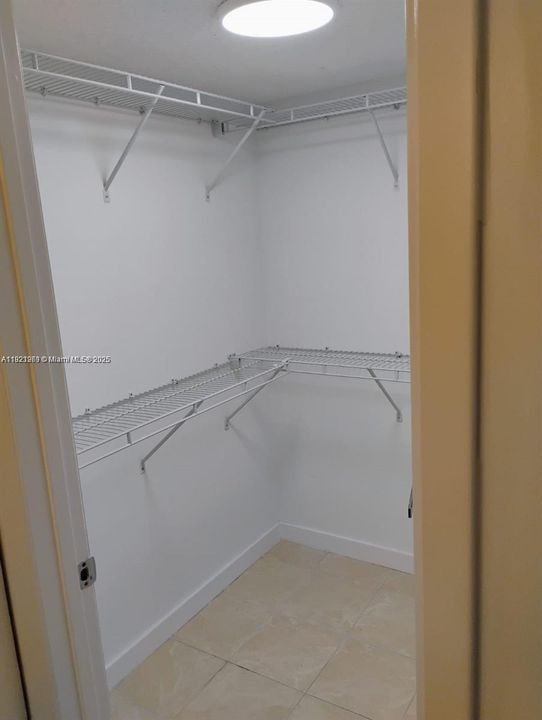 For Sale: $1,100,000 (1 beds, 1 baths, 700 Square Feet)