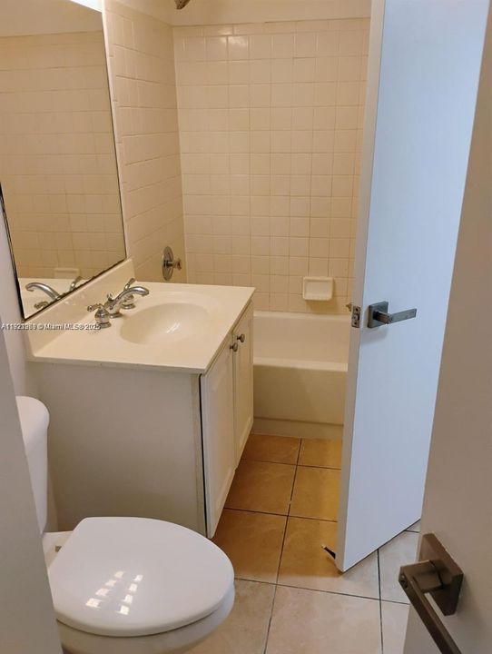 For Sale: $1,100,000 (1 beds, 1 baths, 700 Square Feet)