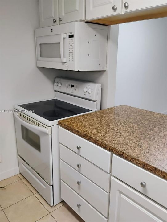 For Sale: $1,100,000 (1 beds, 1 baths, 700 Square Feet)