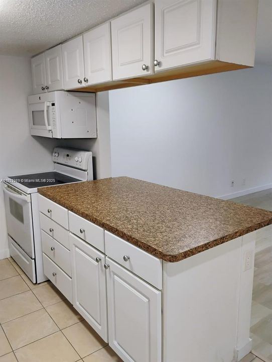 For Sale: $1,100,000 (1 beds, 1 baths, 700 Square Feet)