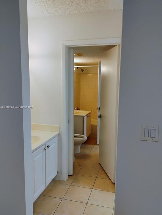 For Sale: $1,100,000 (1 beds, 1 baths, 700 Square Feet)