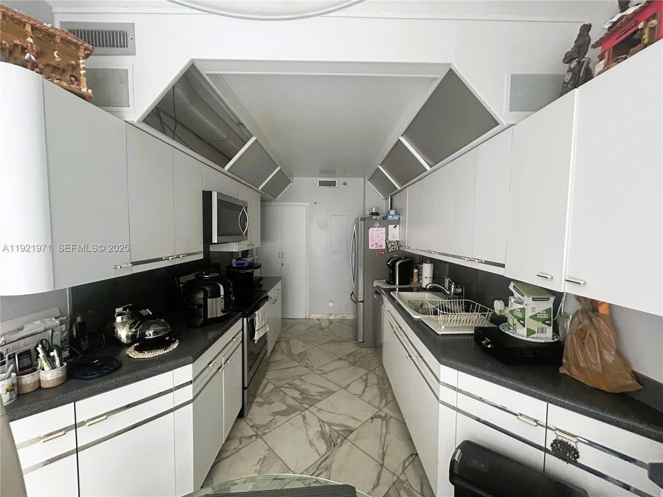 For Sale: $1,050,000 (3 beds, 2 baths, 2290 Square Feet)