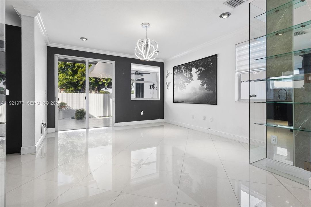 出租: $4,800 (3 贝兹, 2 浴室, 1959 平方英尺)