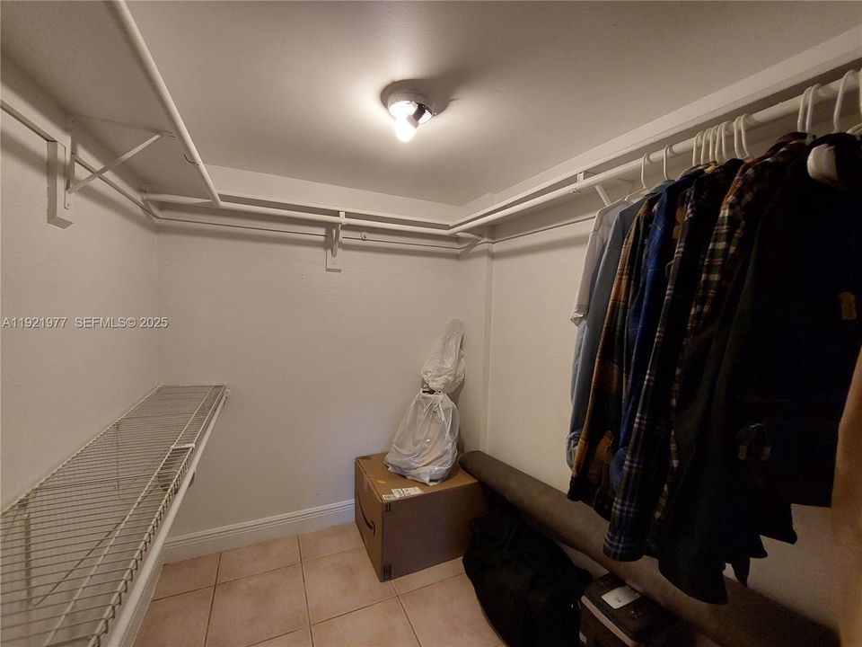 待售: $225,000 (1 贝兹, 1 浴室, 670 平方英尺)