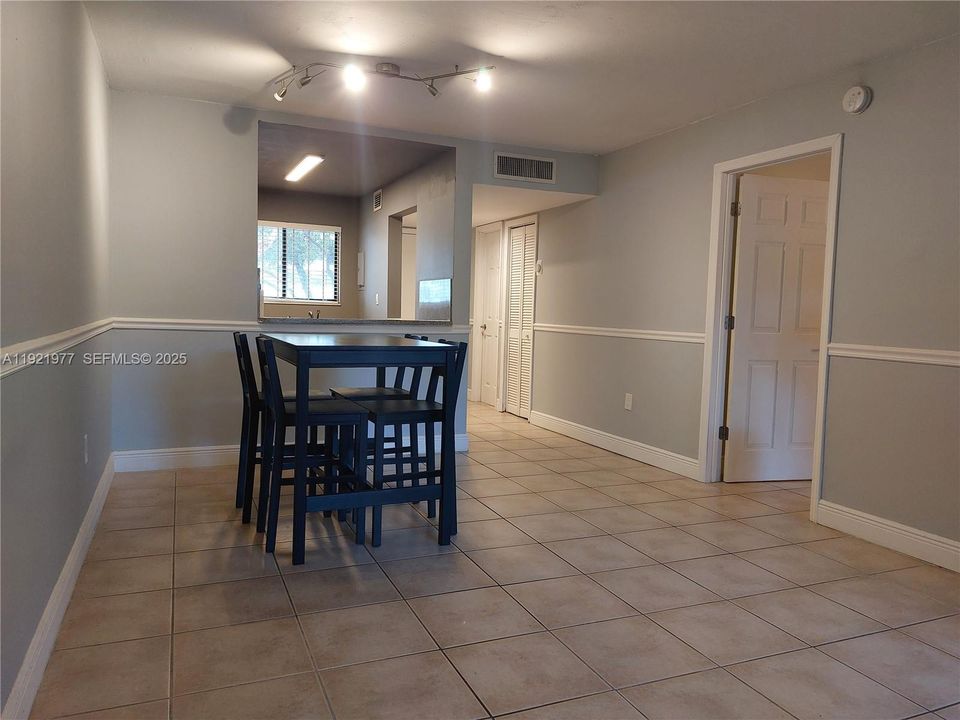 待售: $225,000 (1 贝兹, 1 浴室, 670 平方英尺)