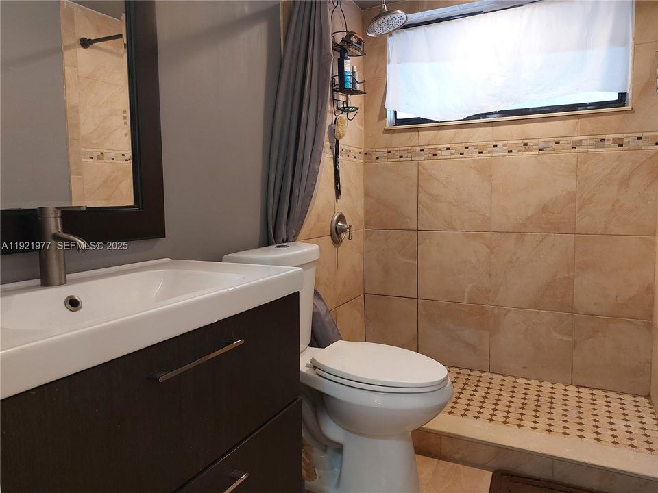 待售: $225,000 (1 贝兹, 1 浴室, 670 平方英尺)