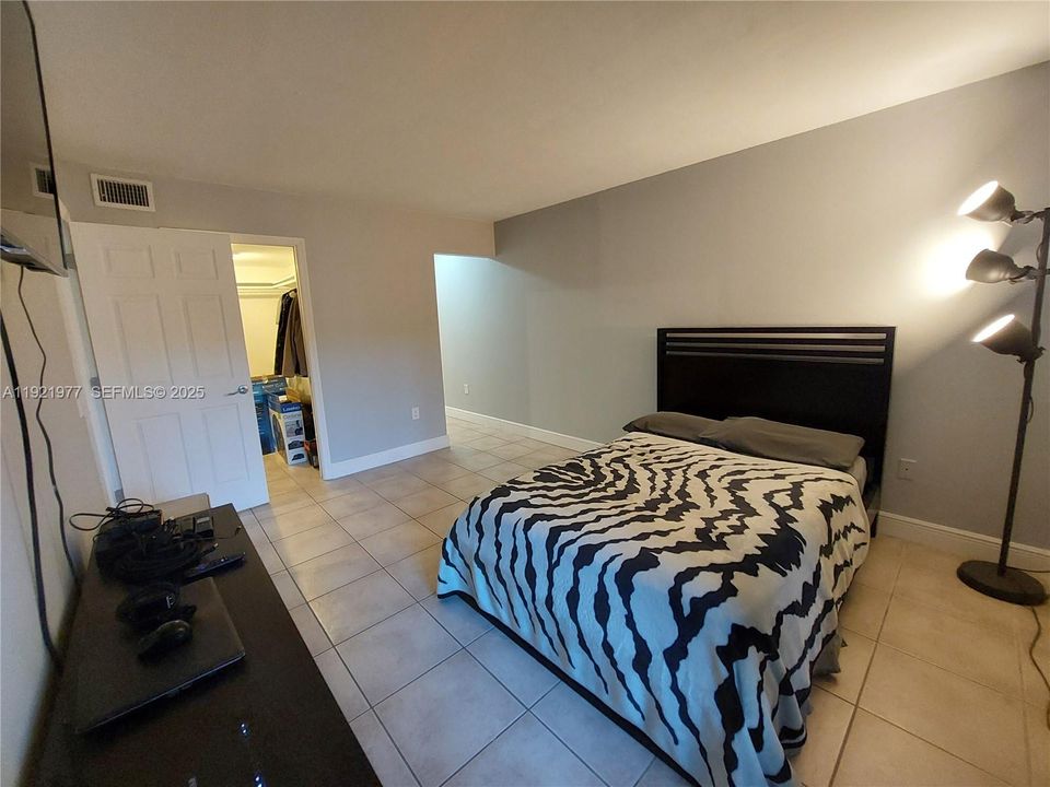 待售: $225,000 (1 贝兹, 1 浴室, 670 平方英尺)