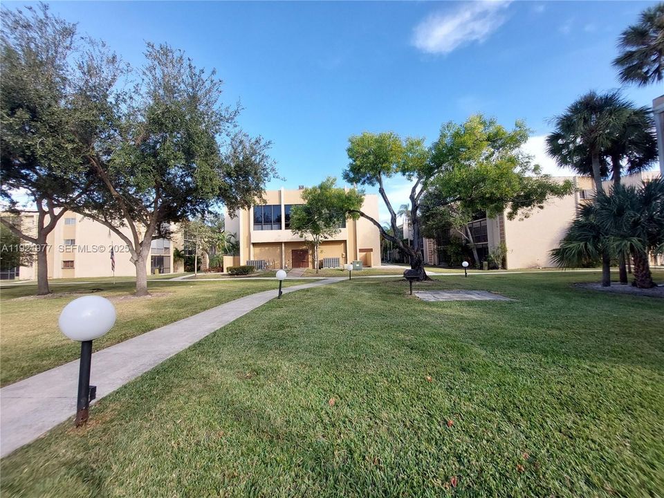 待售: $225,000 (1 贝兹, 1 浴室, 670 平方英尺)