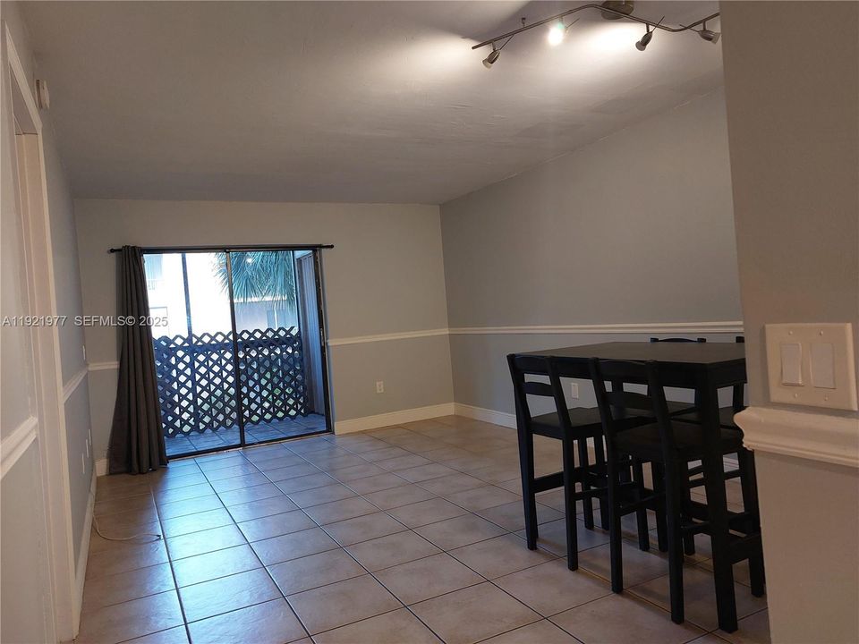 待售: $225,000 (1 贝兹, 1 浴室, 670 平方英尺)