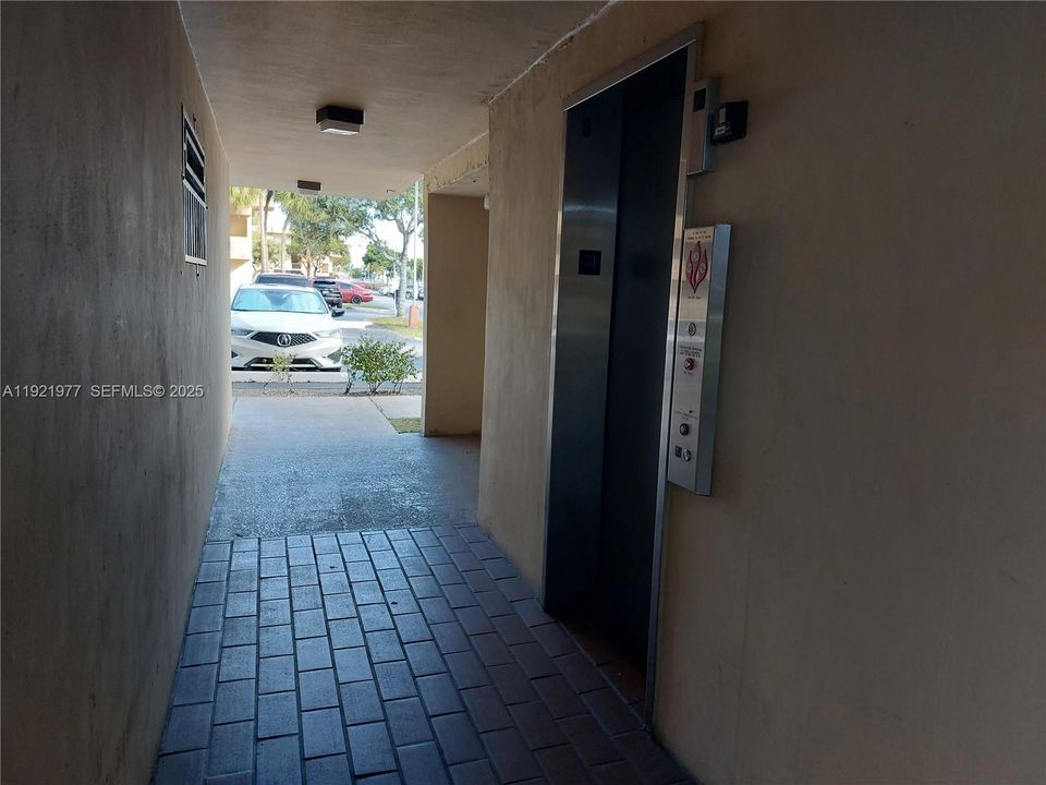 待售: $225,000 (1 贝兹, 1 浴室, 670 平方英尺)