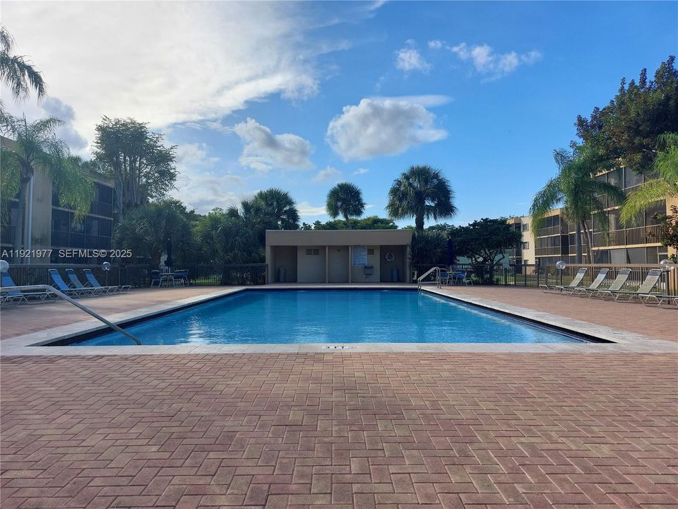 待售: $225,000 (1 贝兹, 1 浴室, 670 平方英尺)