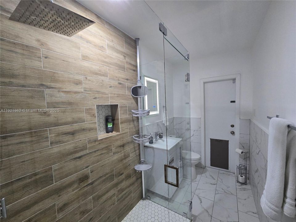 合同活跃: $579,900 (3 贝兹, 2 浴室, 1471 平方英尺)