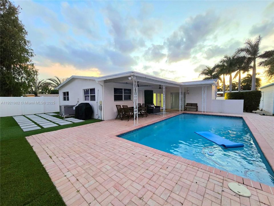 合同活跃: $579,900 (3 贝兹, 2 浴室, 1471 平方英尺)