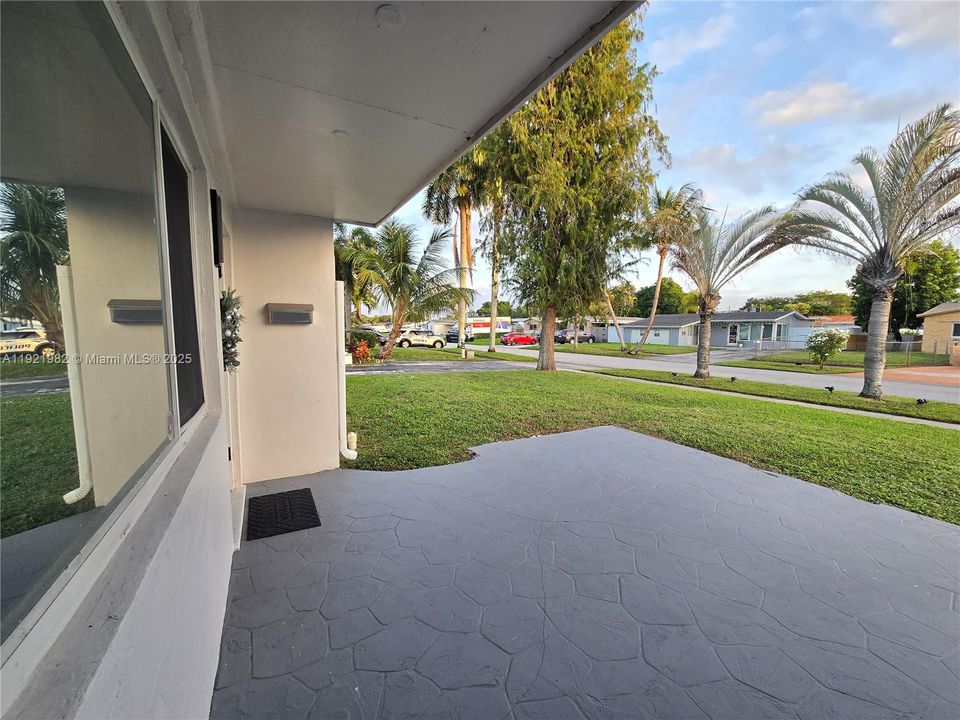 合同活跃: $579,900 (3 贝兹, 2 浴室, 1471 平方英尺)