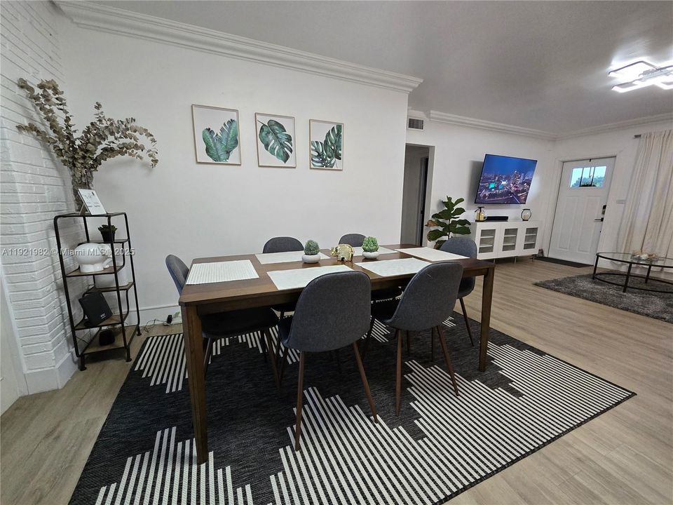 合同活跃: $579,900 (3 贝兹, 2 浴室, 1471 平方英尺)