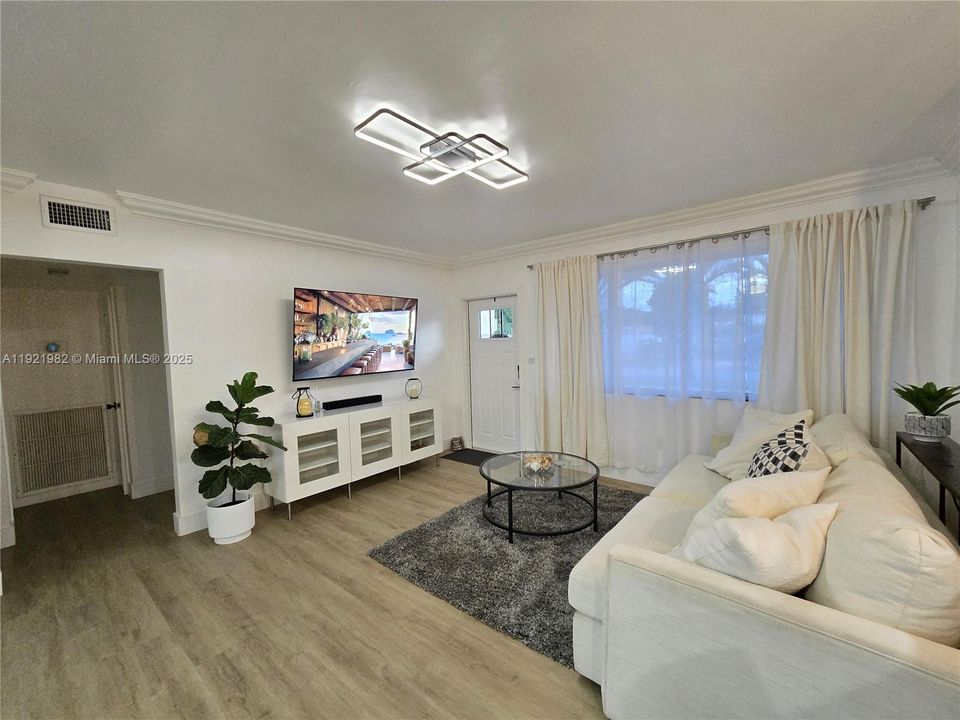 合同活跃: $579,900 (3 贝兹, 2 浴室, 1471 平方英尺)