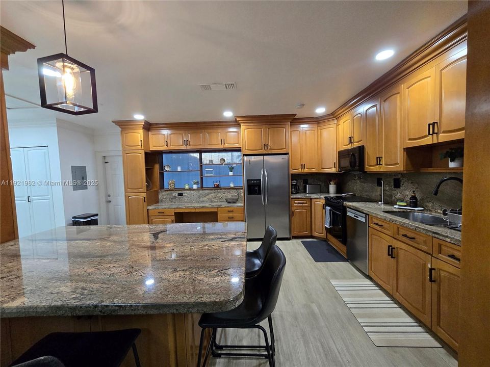 合同活跃: $579,900 (3 贝兹, 2 浴室, 1471 平方英尺)