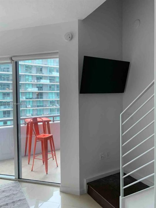 For Sale: $475,000 (1 beds, 1 baths, 721 Square Feet)