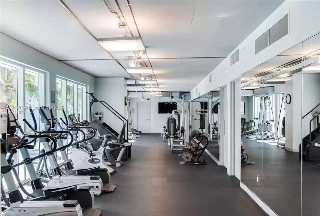 For Sale: $475,000 (1 beds, 1 baths, 721 Square Feet)