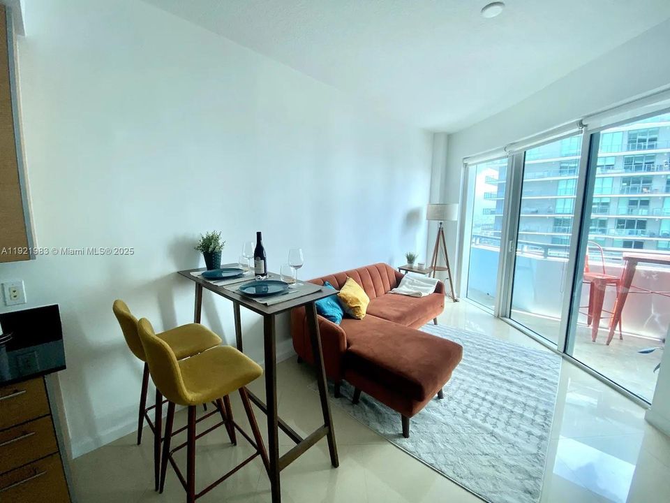 For Sale: $475,000 (1 beds, 1 baths, 721 Square Feet)