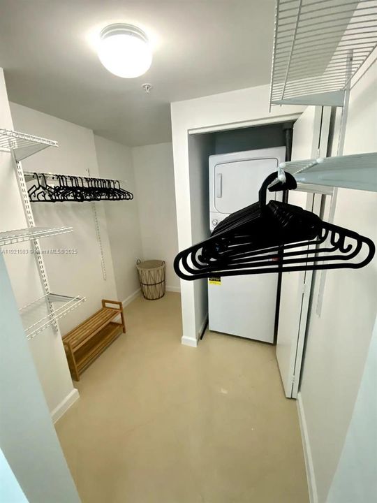 For Sale: $475,000 (1 beds, 1 baths, 721 Square Feet)