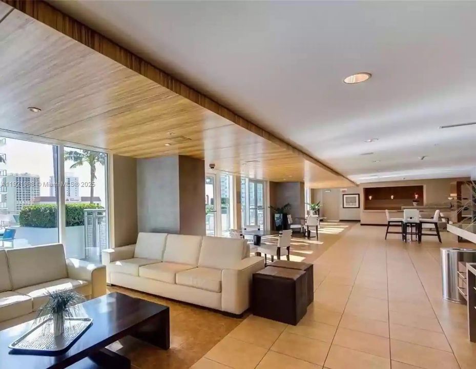 For Sale: $475,000 (1 beds, 1 baths, 721 Square Feet)