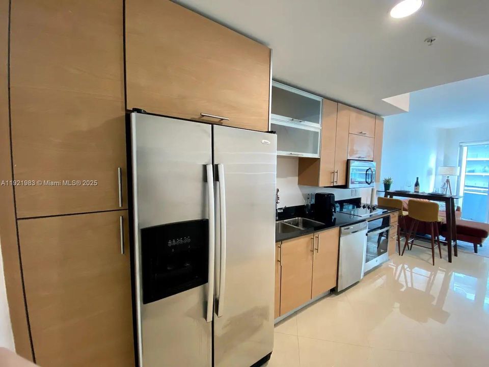 For Sale: $475,000 (1 beds, 1 baths, 721 Square Feet)