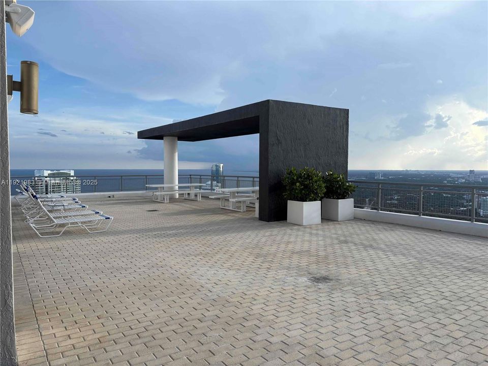 For Sale: $475,000 (1 beds, 1 baths, 721 Square Feet)