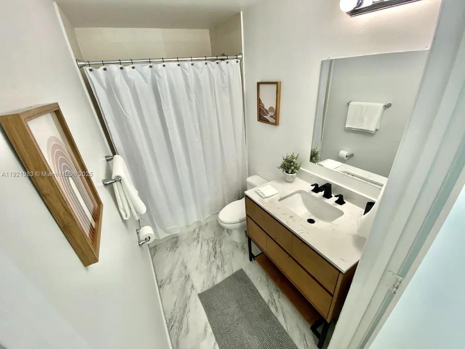 For Sale: $475,000 (1 beds, 1 baths, 721 Square Feet)
