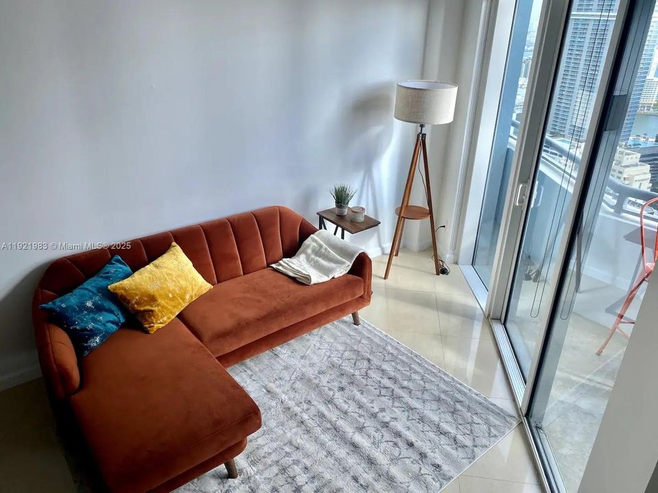 For Sale: $475,000 (1 beds, 1 baths, 721 Square Feet)