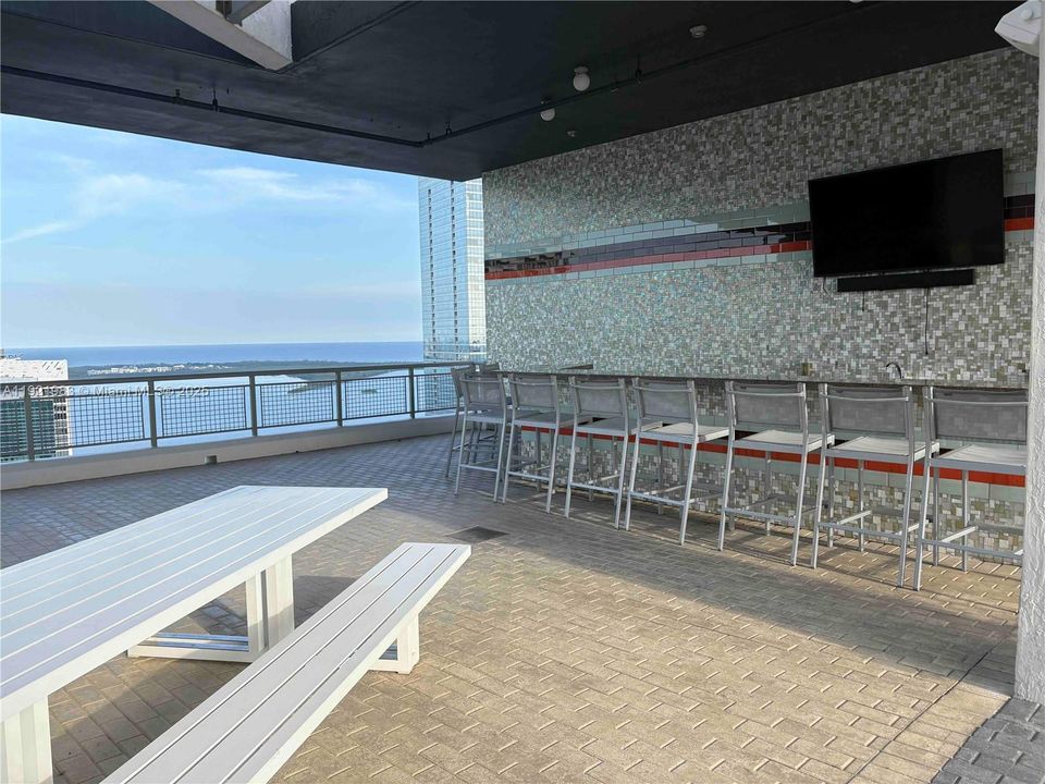 For Sale: $475,000 (1 beds, 1 baths, 721 Square Feet)