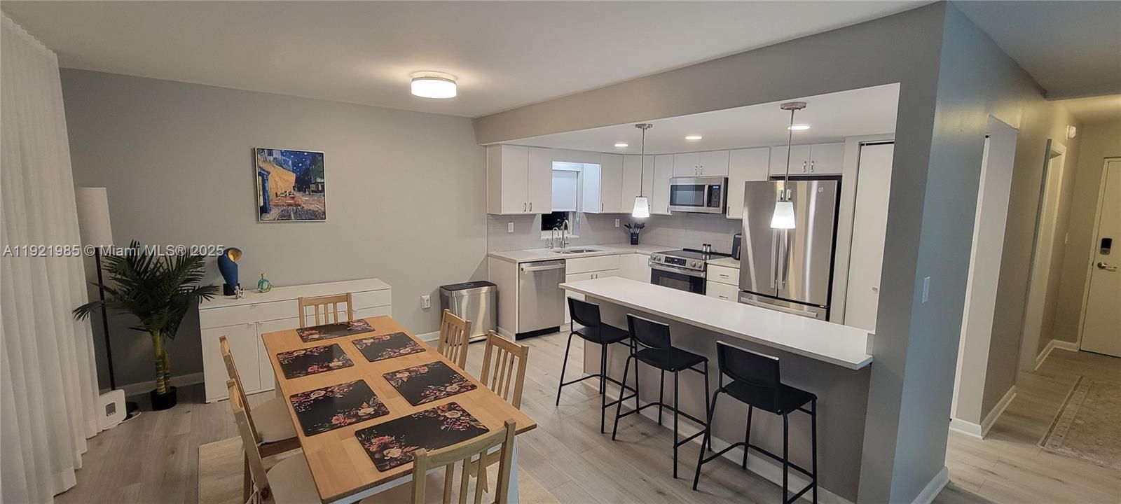 For Rent: $4,500 (2 beds, 2 baths, 1070 Square Feet)